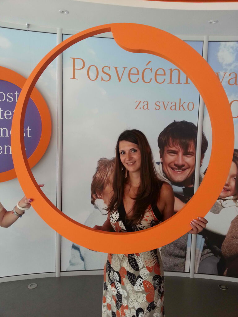 100 hiljada fanova Fejsbuk stranice Svako dobro!