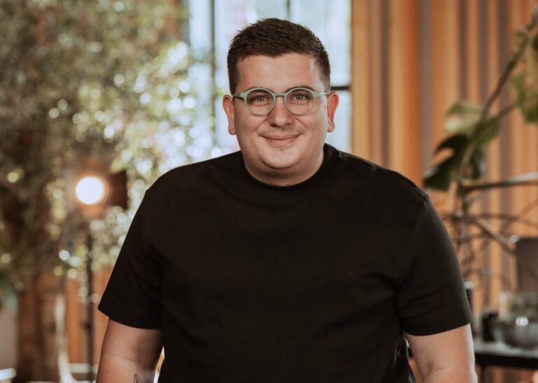 Šta se krije iza potrage za 4 stolice u marketing agenciji Evoke?